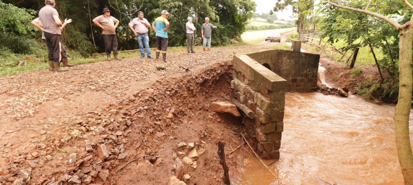 Chuvas causam prejuízos e afetam rotina no interior de Tapejara