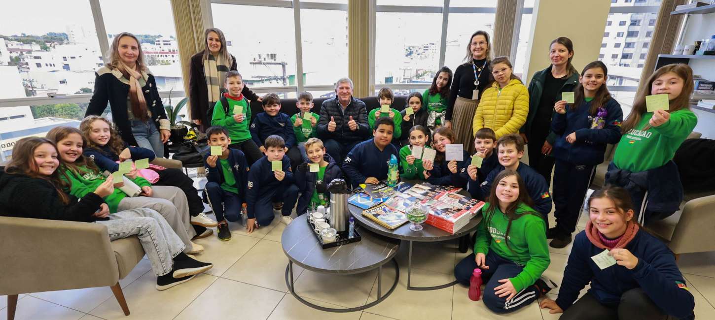 Estudantes da Escola Valeriano Ughini visitam a Prefeitura de Tapejara