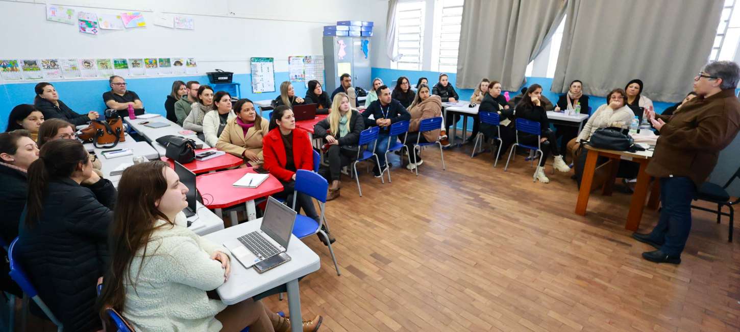 Formação continuada reúne professores e cuidadores educacionais em Tapejara