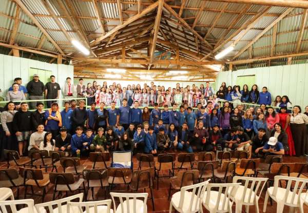 Estudantes das escolas municipais assistiram as apresentações artísticas das Invernadas do CTG Manoel Teixeira