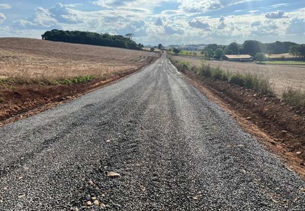 Secretaria de Agricultura realiza obra de melhoria em estrada de Linha Caravággio