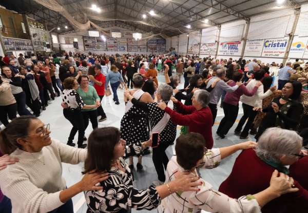 Festa Regional da Terceira Idade celebra os Anos 60 com muita alegria e mais de 600 participantes