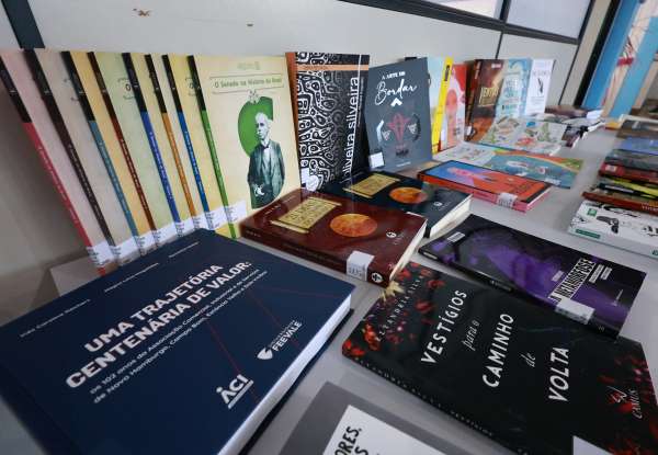 Biblioteca Pública de Tapejara recebe novos livros por meio do Sistema Estadual de Bibliotecas