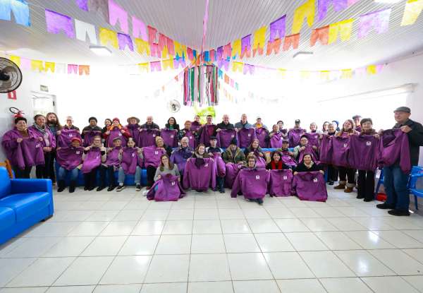 Projeto Brasil sem Frestas entrega jaquetas personalizadas a idosos da Casa de Convivência Dona Verônica