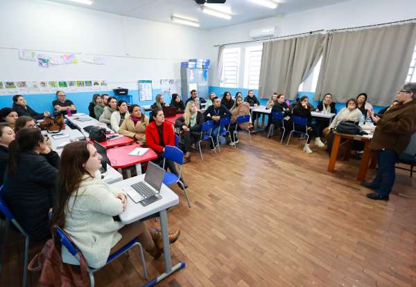 Formação continuada reúne professores e cuidadores educacionais em Tapejara