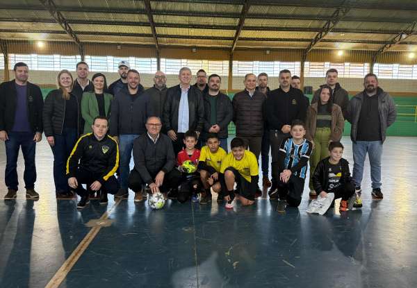 Entrega de uniformes marca apoio da Prefeitura ao projeto social do Tapejara Futsal