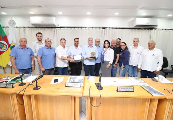 Câmara de Vereadores de Tapejara homenageia Secretaria de Habitação pelo Prêmio Boas Práticas da Famurs