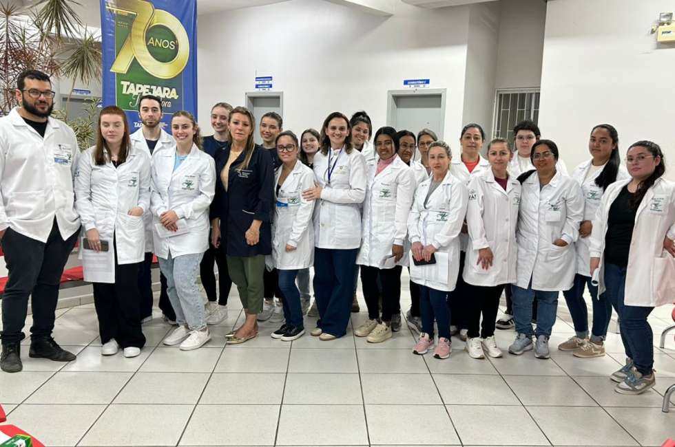 Secretaria de Saúde recebe alunos da FAT para aula prática sobre imunizações