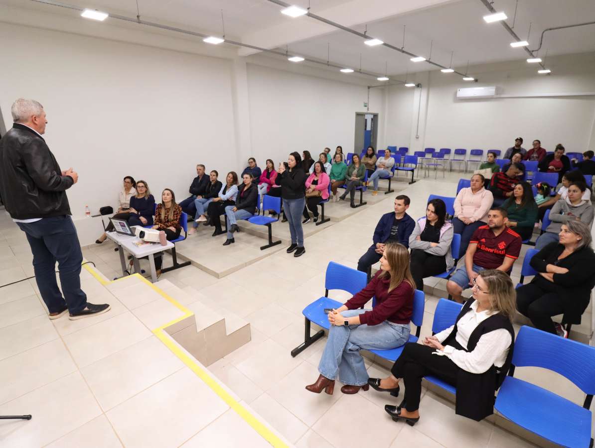 Núcleo de Atendimento ao Autista, de Tapejara, promove encontro com pais de alunos
