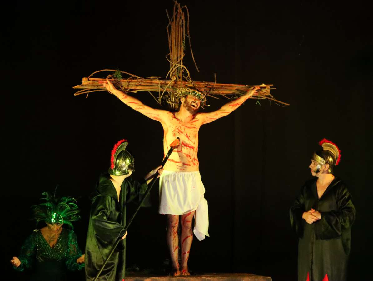 Trupe Teatral Fora do Sério encena Paixão, morte e ressurreição de Cristo: guardiões da obra de Deus