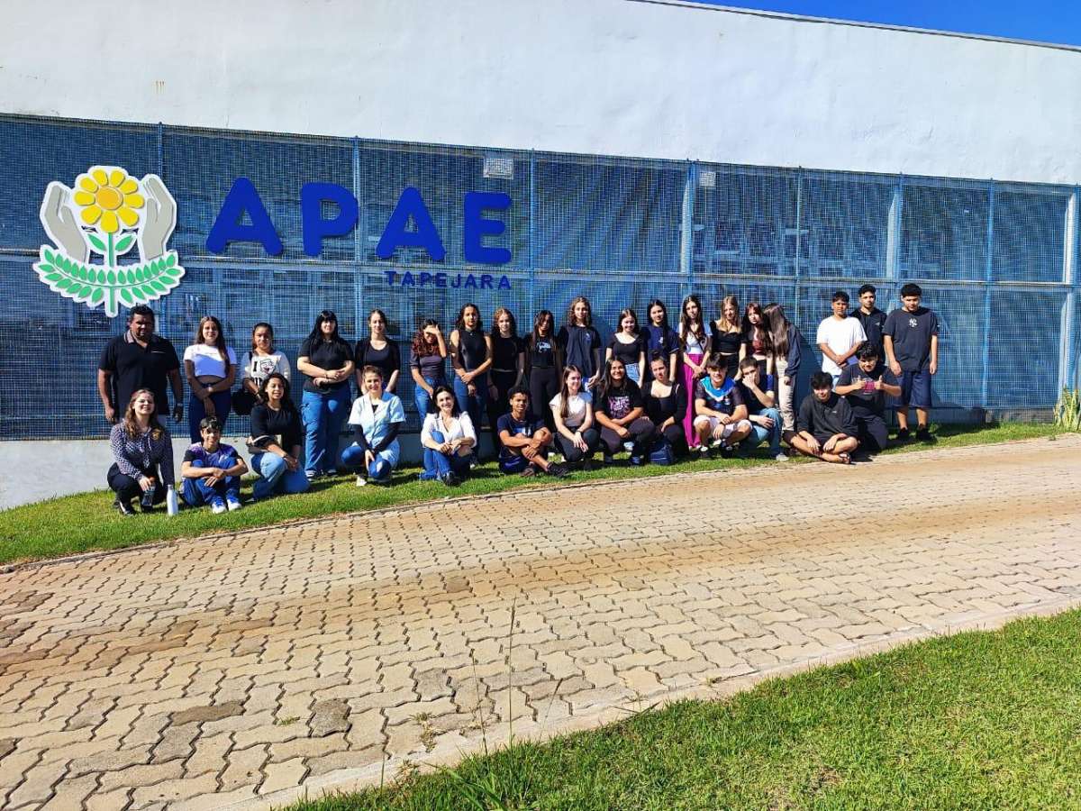 Participantes do Programa Jovem Trabalhador vivenciam dia de aprendizado em visita à APAE e ao Polo UAB, de Tapejara