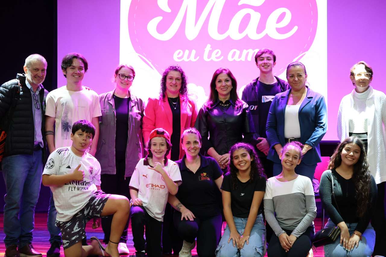 Trupe Teatral Fora do Sério apresenta espetáculo em homenagem às Mães