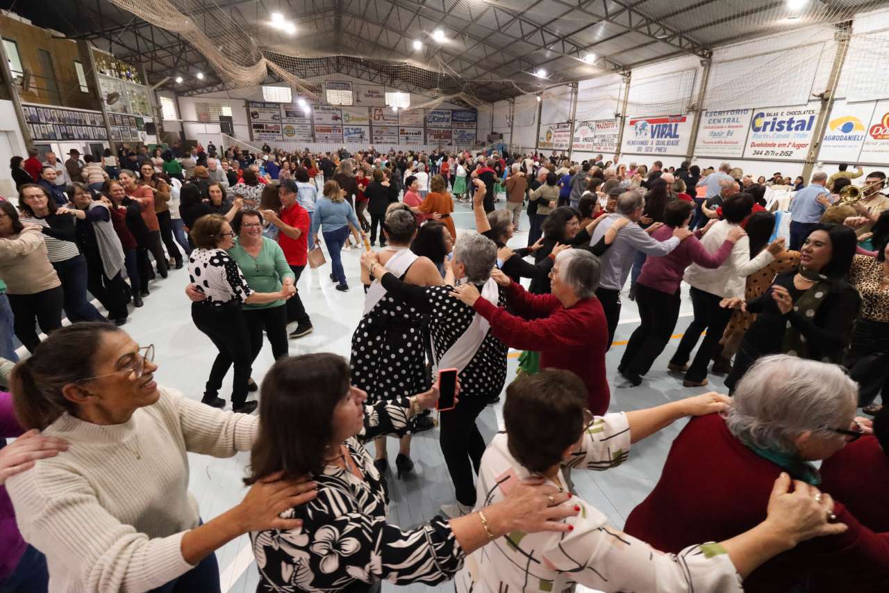 Festa Regional da Terceira Idade celebra os Anos 60 com muita alegria e mais de 600 participantes