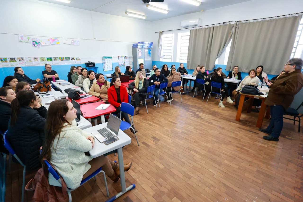 Formação continuada reúne professores e cuidadores educacionais em Tapejara