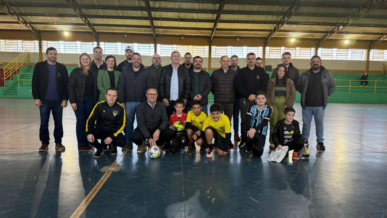 Entrega de uniformes marca apoio da Prefeitura ao projeto social do Tapejara Futsal