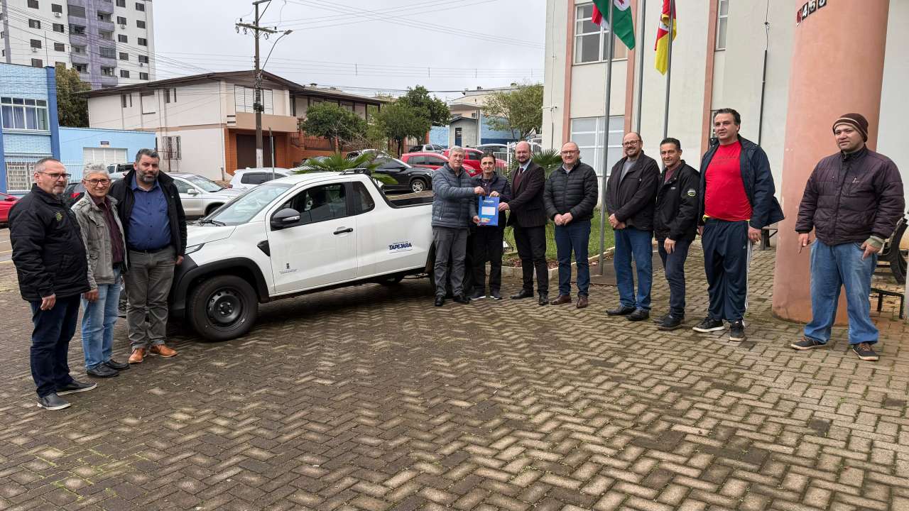 Prefeitura de Tapejara formaliza entrega de veículo à Coopervita