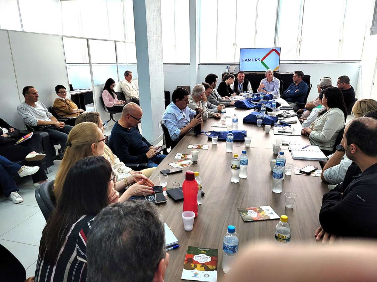 Prefeito Big articula debate sobre judicialização da saúde em reunião da Amunor e Cirenor