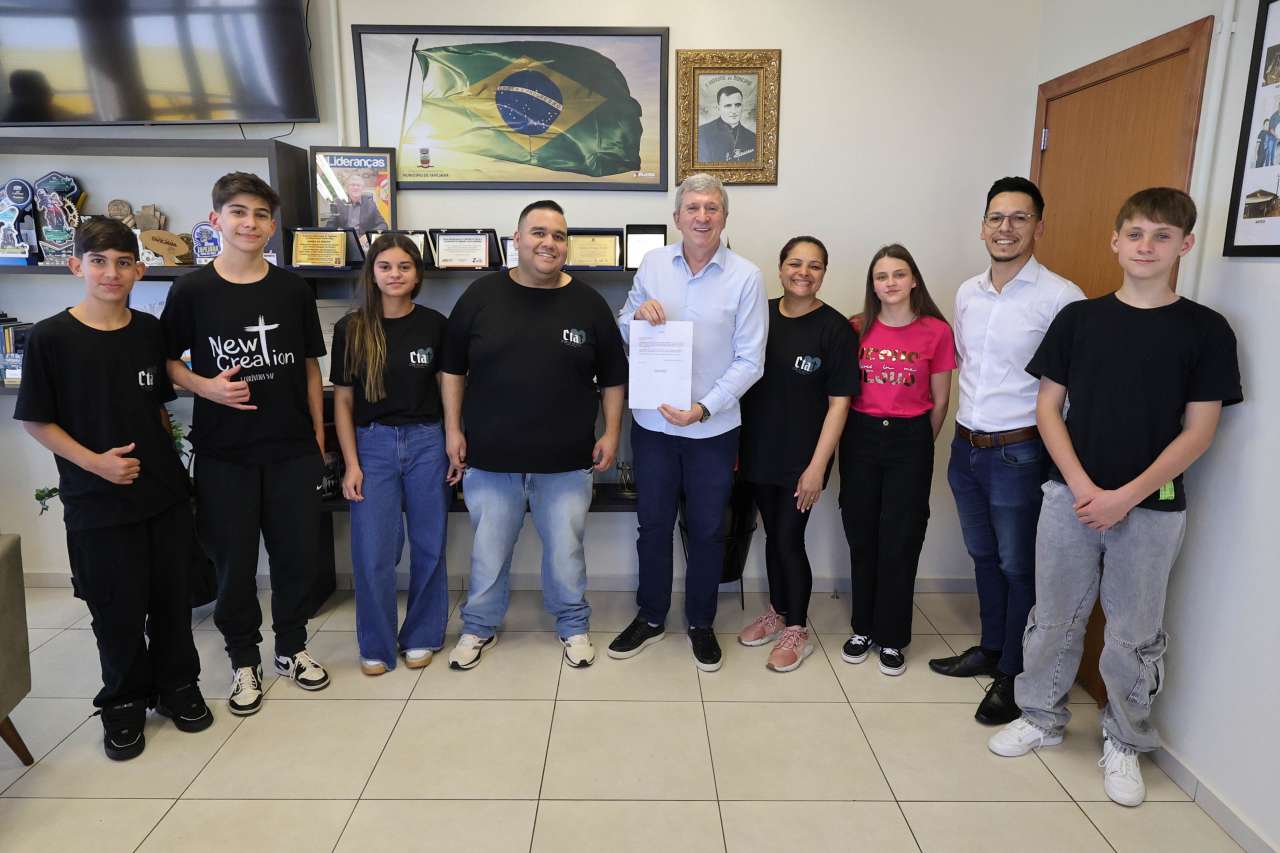 Jovens do Ministério de Teatro CTA visitam a Prefeitura e escolas para entrega de convites