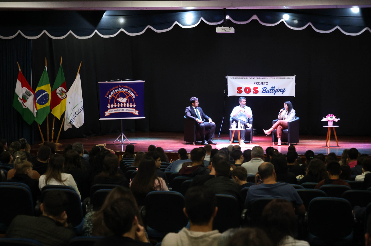 Escola Leonel de Moura Brizola Promove Palestra Essencial sobre Bullying e Cyberbullying