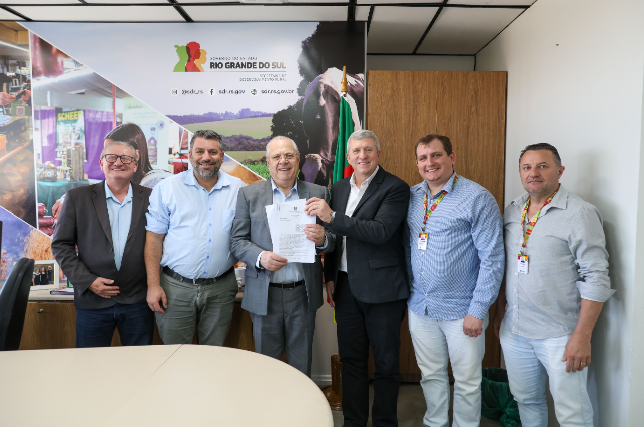 Prefeito Big assina convênio em Porto Alegre para aquisição de distribuidor de adubo líquido